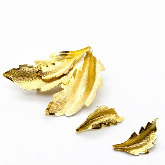 Vintage Leaves Parure, Gold Tone Textured Leaves Brooch & Matching Stud Earrings - Picture 1 of 3